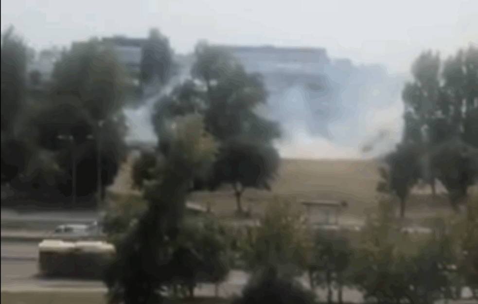 GORELO NA NOVOM BEOGRADU: Požar kod FDU gasile dve vatrogasne ekipe (VIDEO)